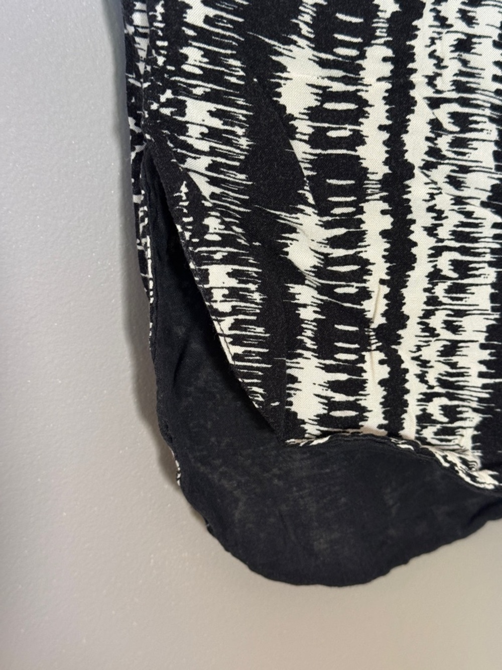 Black & White Patterned Women's Cropped Tank Top - Picture 3 of 4